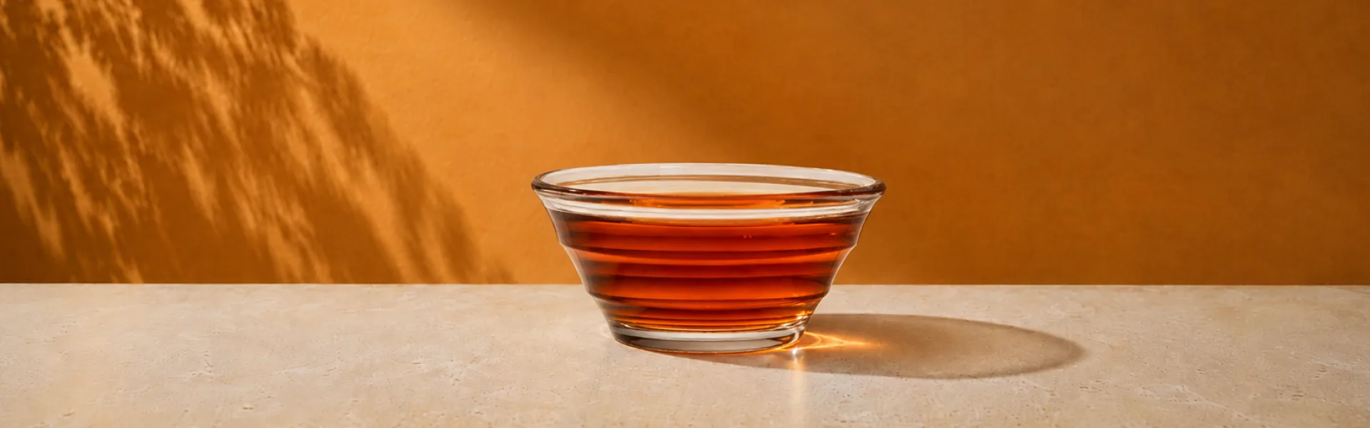 Lincang Dian Hong in a glass bowl
