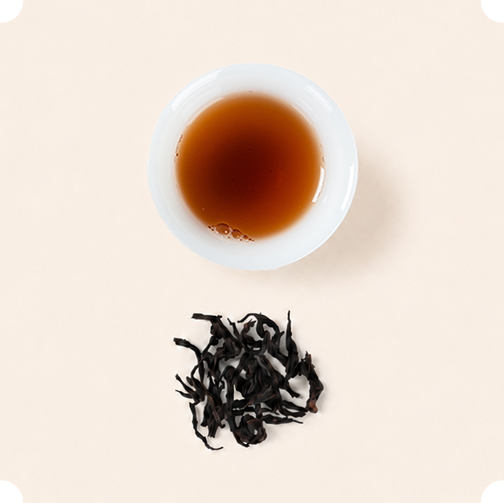 Lincang Dian Hong tea liquor and dry leaves